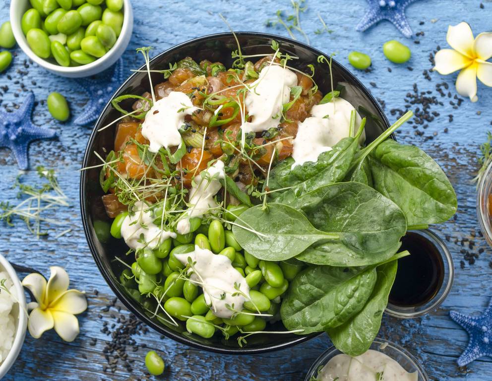 Poke Bowl mit Lachs, Babyspinat und Chili-Mayonnaise Poke Bowl mit Lachs, Babyspinat und Chili-Mayonnaise