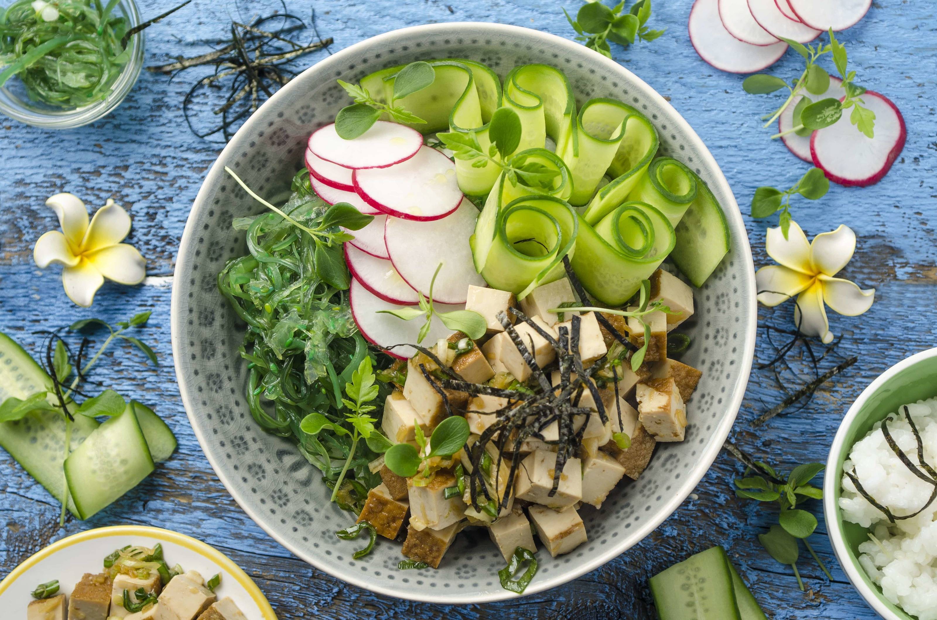 Poke Bowl mit Tofu, Radieschen und Ponzu-Dressing