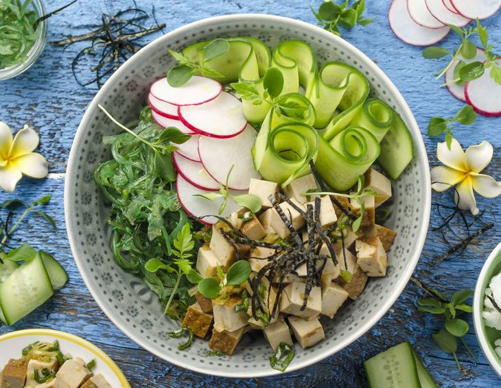 Poke Bowl mit Tofu, Radieschen und Ponzu-Dressing