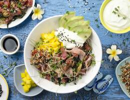 Poke Bowl mit Thunfisch, Mango und Wasabi-Joghurt