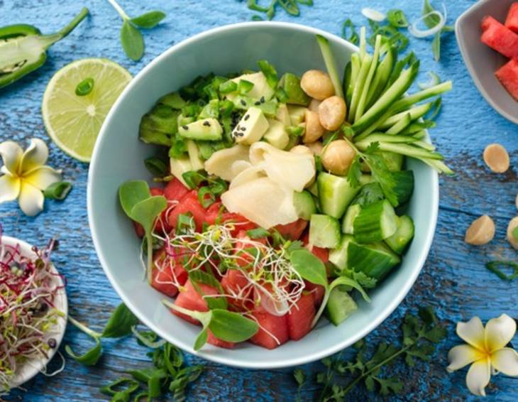 Poke Bowl mit Wassermelone, Macadamia und Jalapeño