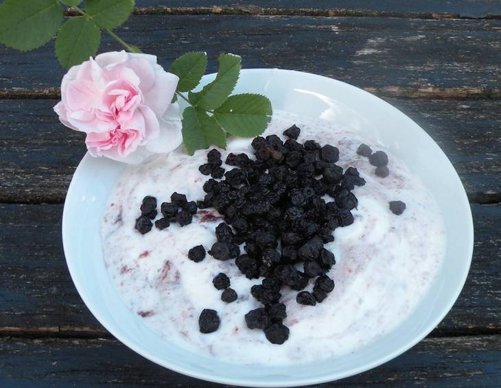 Heidelbeer-Rosencreme mit Mascarpone