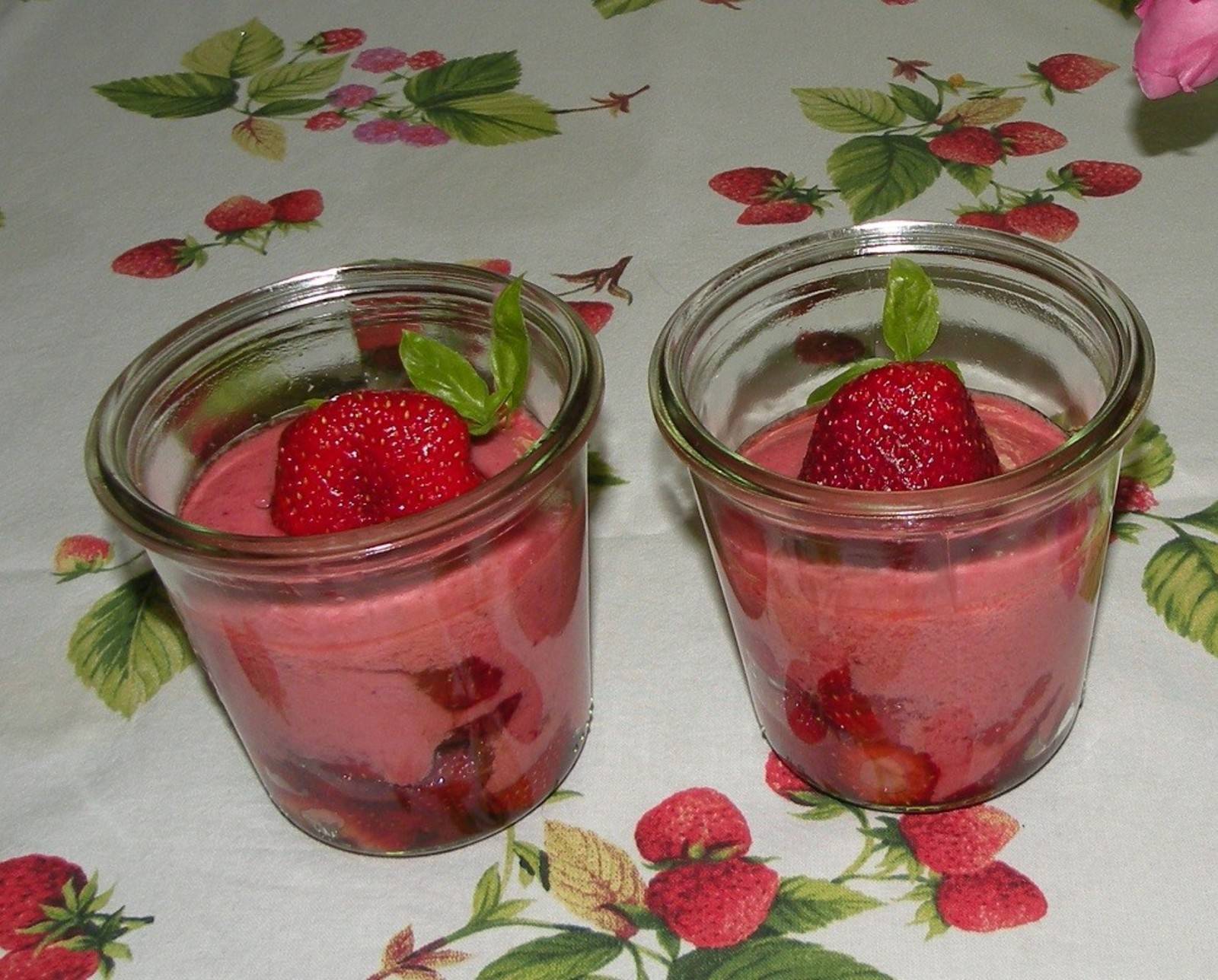 Erdbeercreme mit Basilikum Rezept - ichkoche.de