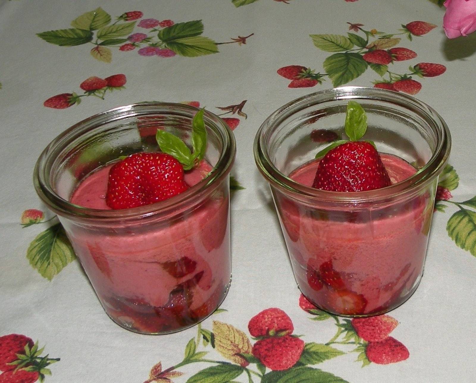 Erdbeercreme mit Basilikum