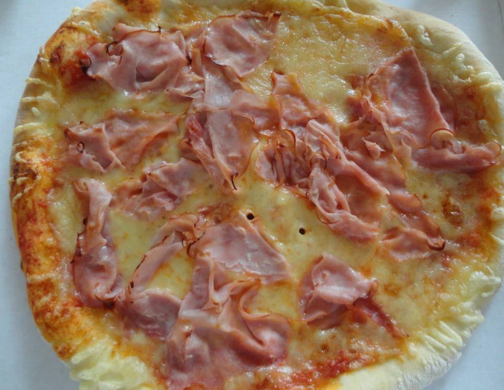 Pizza mit Schinken und Käse Pizza mit Schinken und Käse