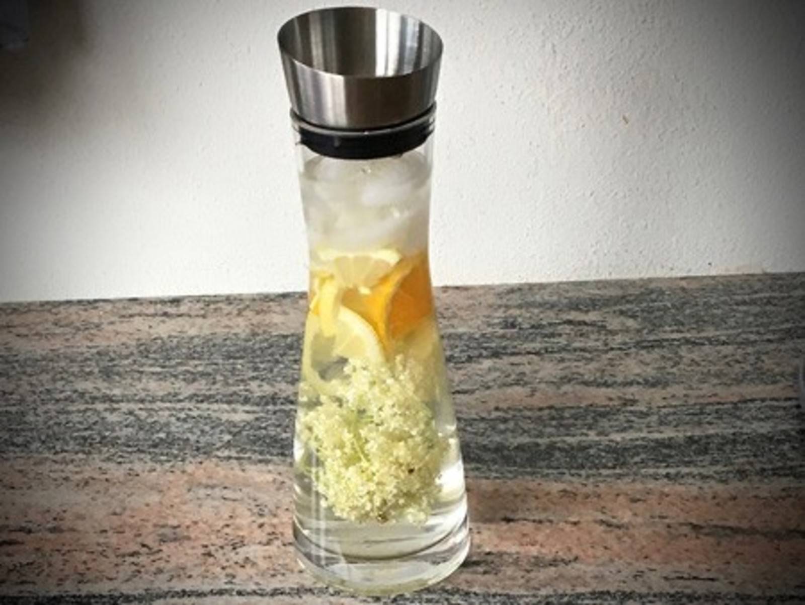 Detox Wasser mit Holunderblüten und Zitrusfrüchten