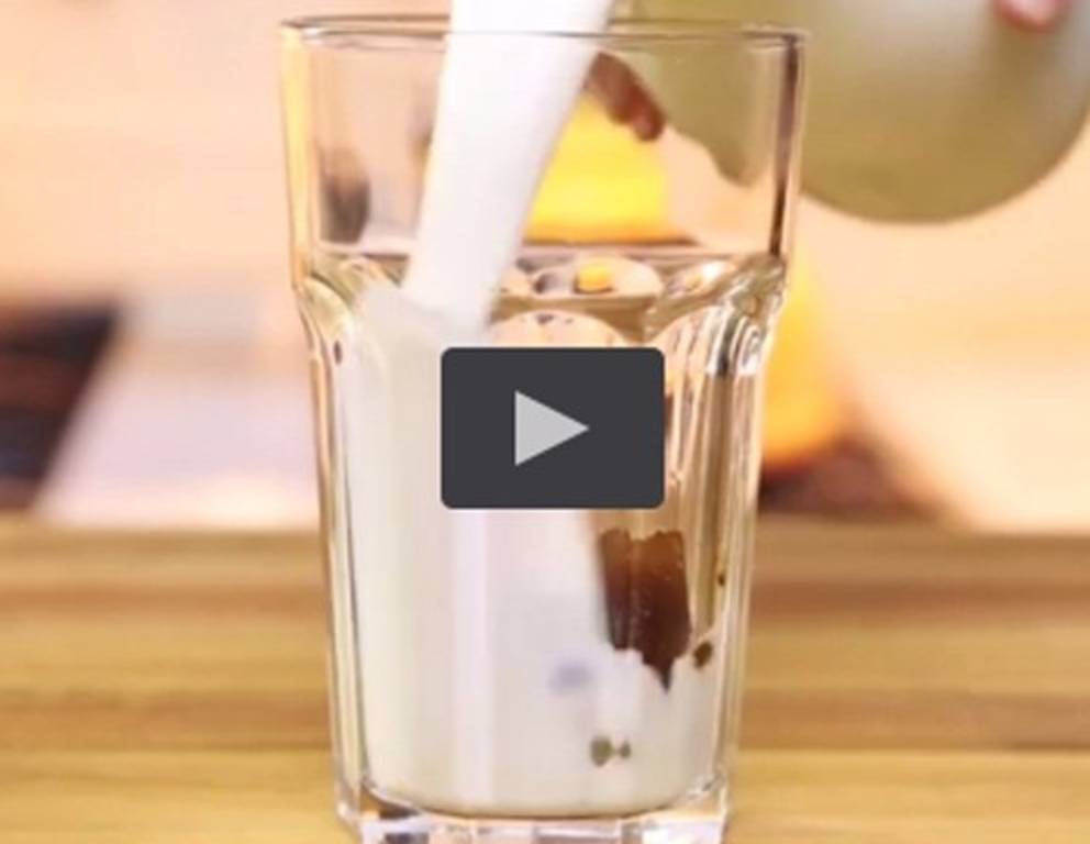 Iced Caffè Latte mit Kaffeeeiswürfeln Iced Caffè Latte mit Kaffeeeiswürfeln