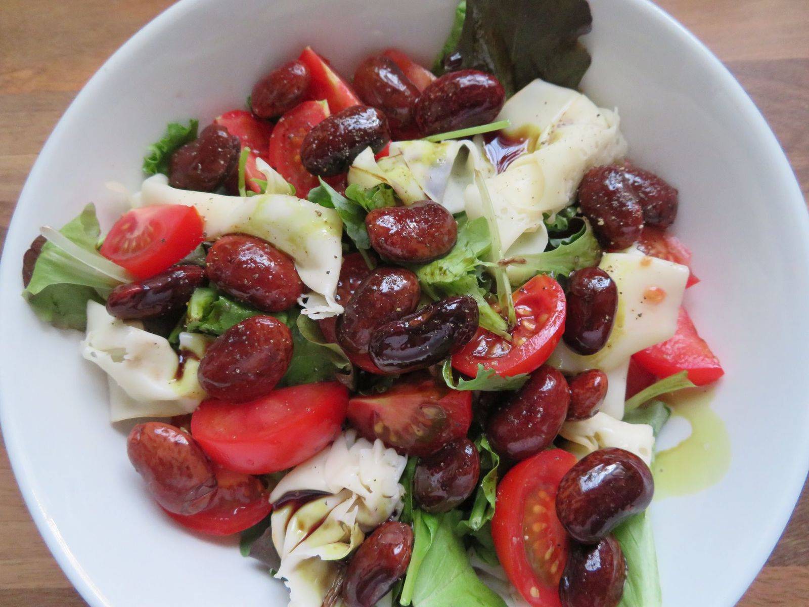 Blattsalat mit Käferbohnen und Käse Rezept - ichkoche.de