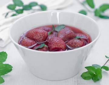 Erdbeer-Rotweinkompott mit Minze