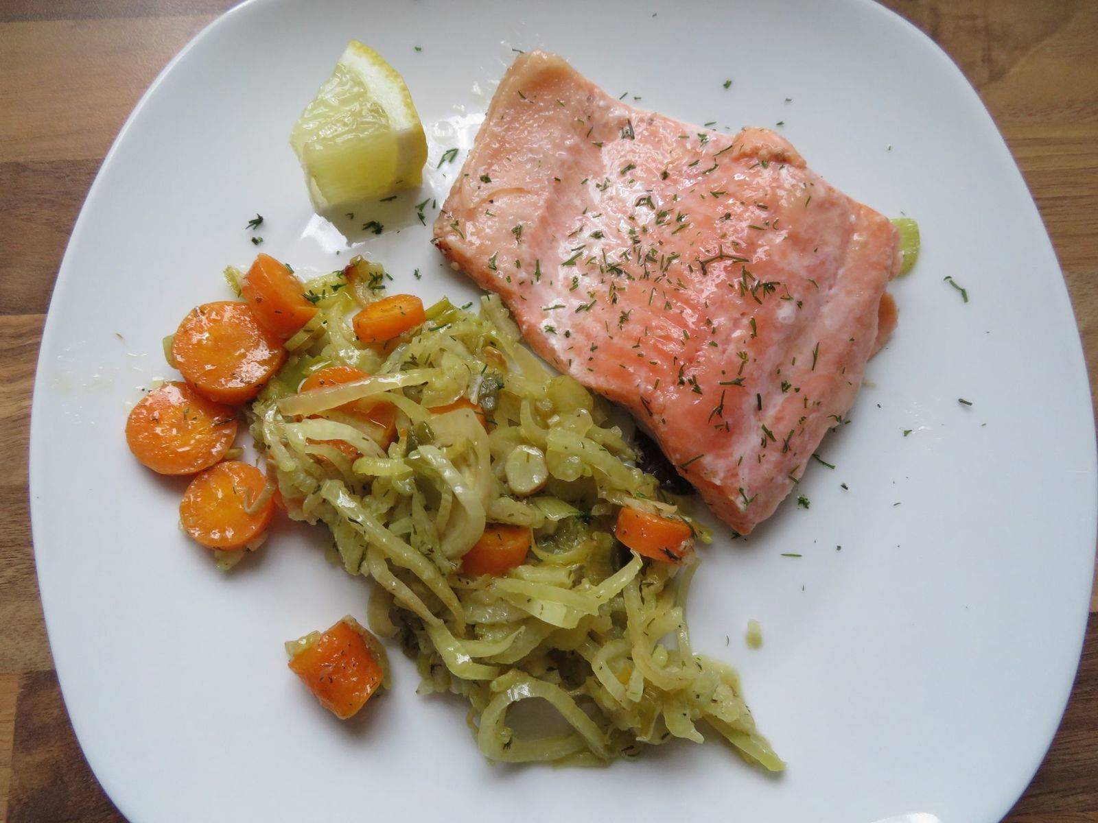 Lachsforelle mit Fenchel-Karottengemüse in Zitronen-Dillsud