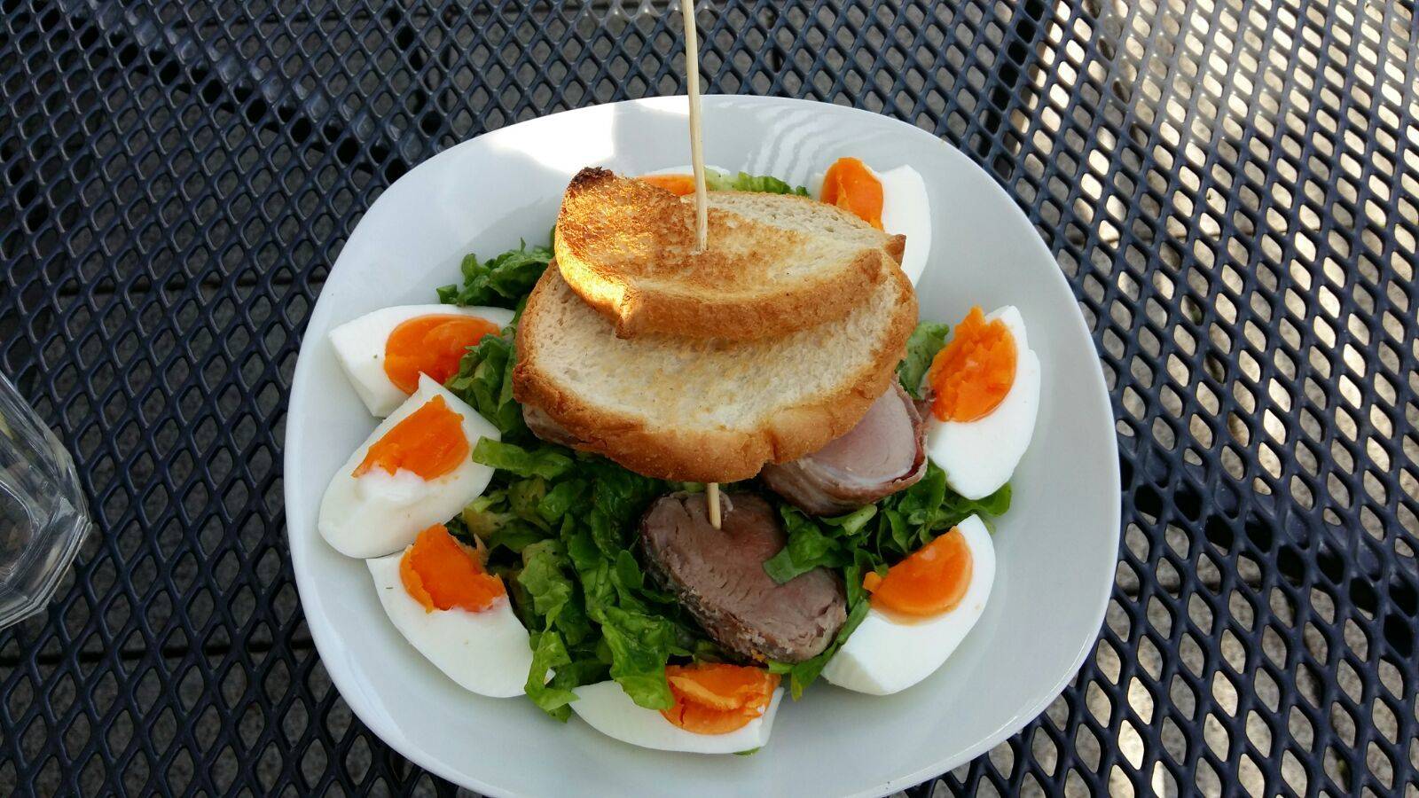 Schweinsfilet auf Blattsalat