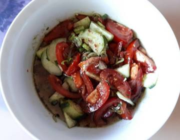 Tomaten-Gurkensalat mit Kernöl