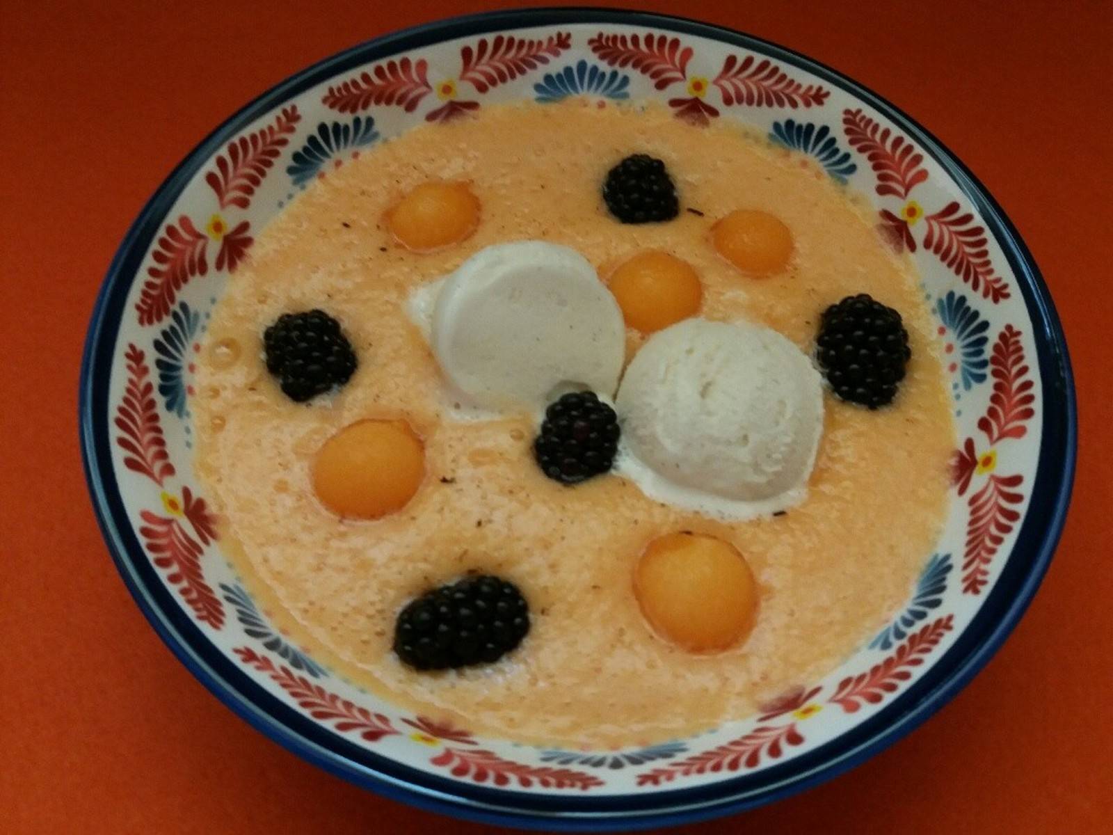 Melonensuppe mit Brombeeren