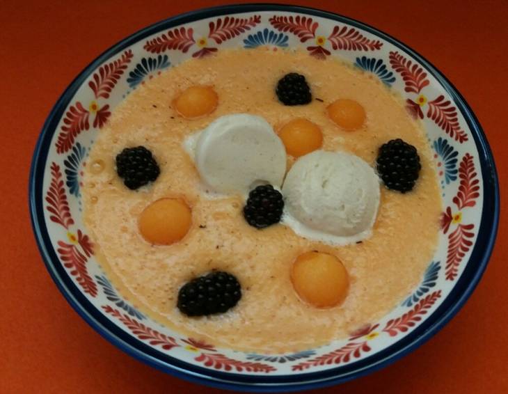 Melonensuppe mit Brombeeren Melonensuppe mit Brombeeren