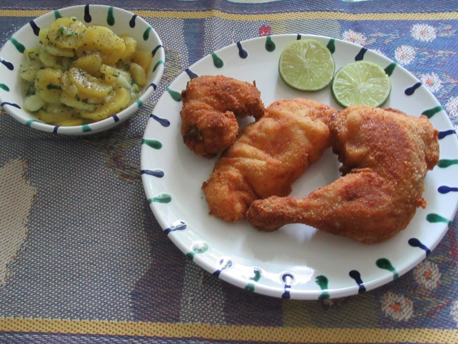 Wiener Backhuhn mit lauwarmem Erdäpfelsalat