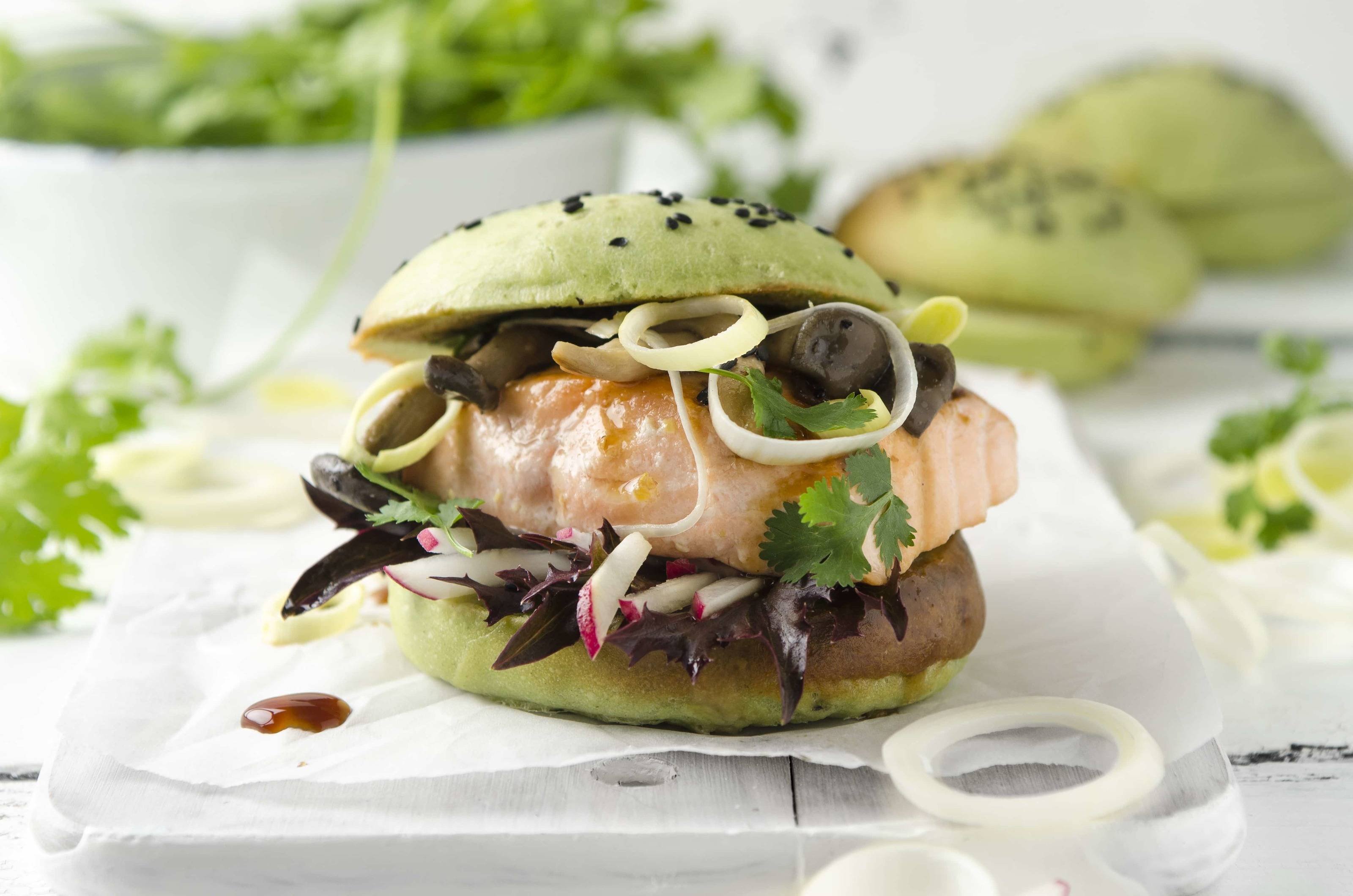 Lachs-Burger mit Pilzen und Asia-BBQ-Sauce Lachs-Burger mit Pilzen und Asia-BBQ-Sauce
