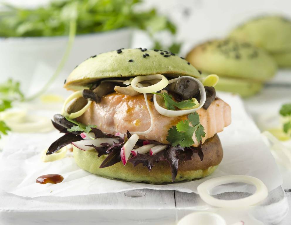 Lachs-Burger mit Pilzen und Asia-BBQ-Sauce