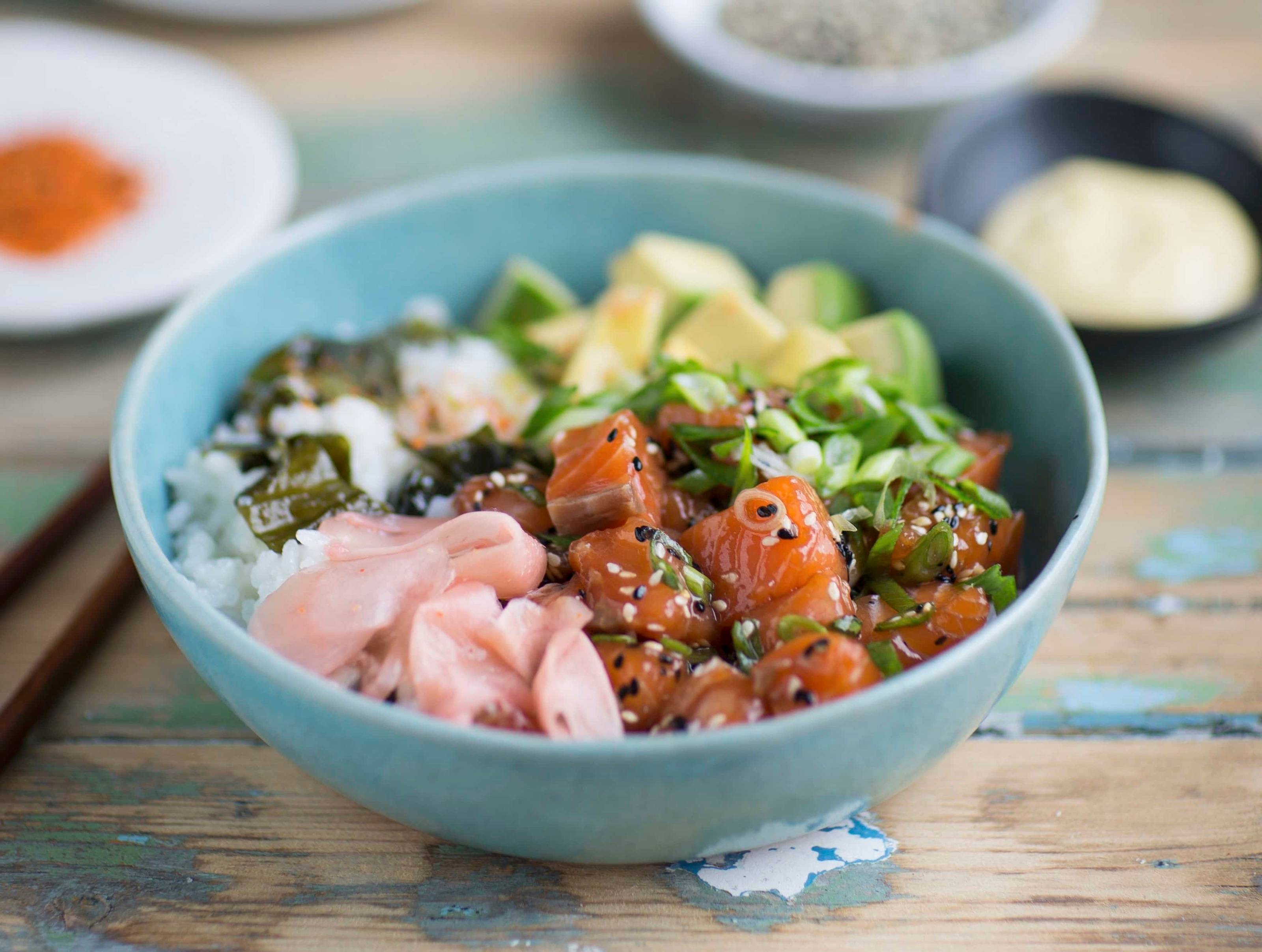 Poke Bowl mit Lachs, Avocado und Frühlingszwiebel