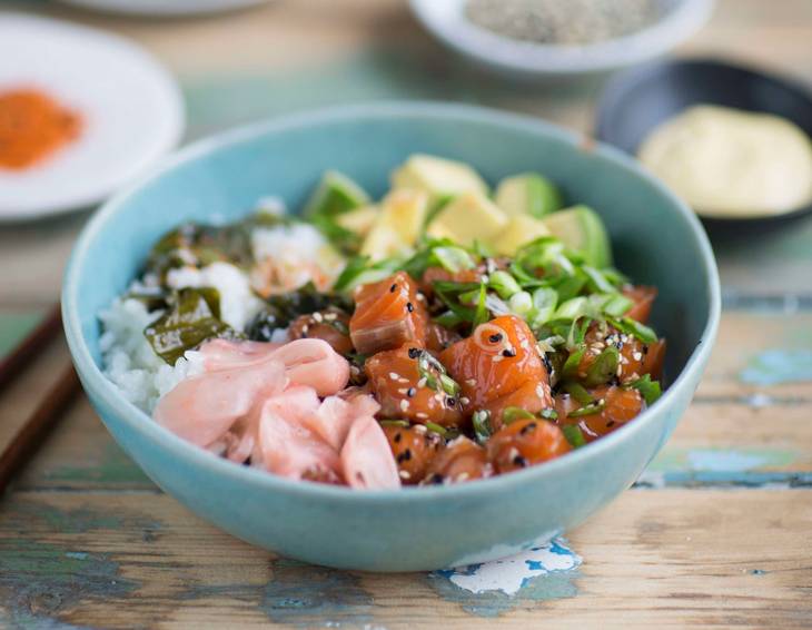 Poke Bowl mit Lachs, Avocado und Frühlingszwiebel Poke Bowl mit Lachs, Avocado und Frühlingszwiebel