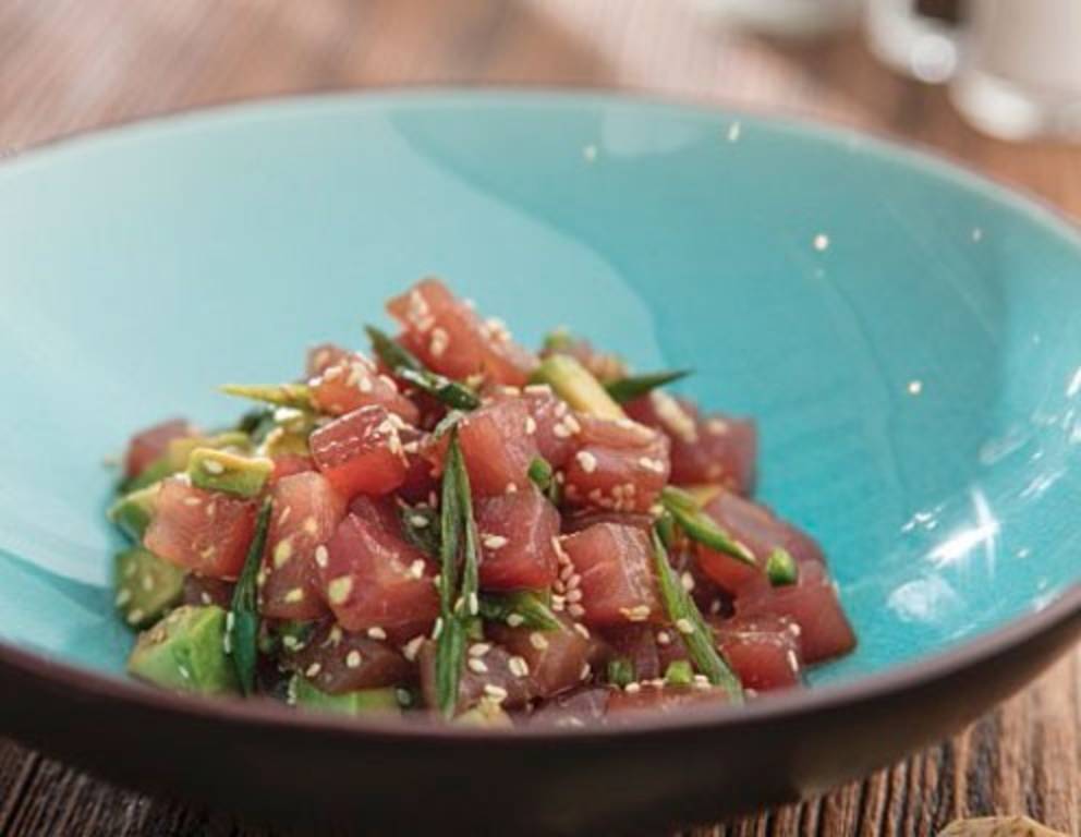 Tuna Poke Bowl mit Avocado und Zitronengras Tuna Poke Bowl mit Avocado und Zitronengras