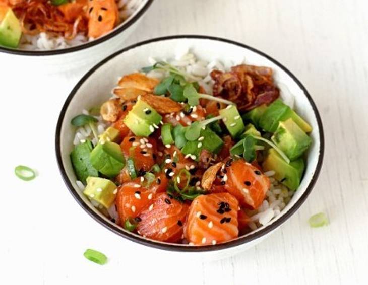 Ahi Poke Bowl mit Sprossen und Röstzwiebel Ahi Poke Bowl mit Sprossen und Röstzwiebel