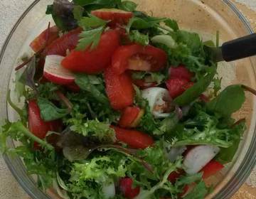 Gemischter Salat mit Erdbeeren, Granatapfel und Pfirsich