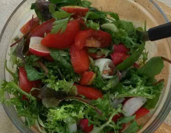 Gemischter Salat mit Erdbeeren, Granatapfel und Pfirsich