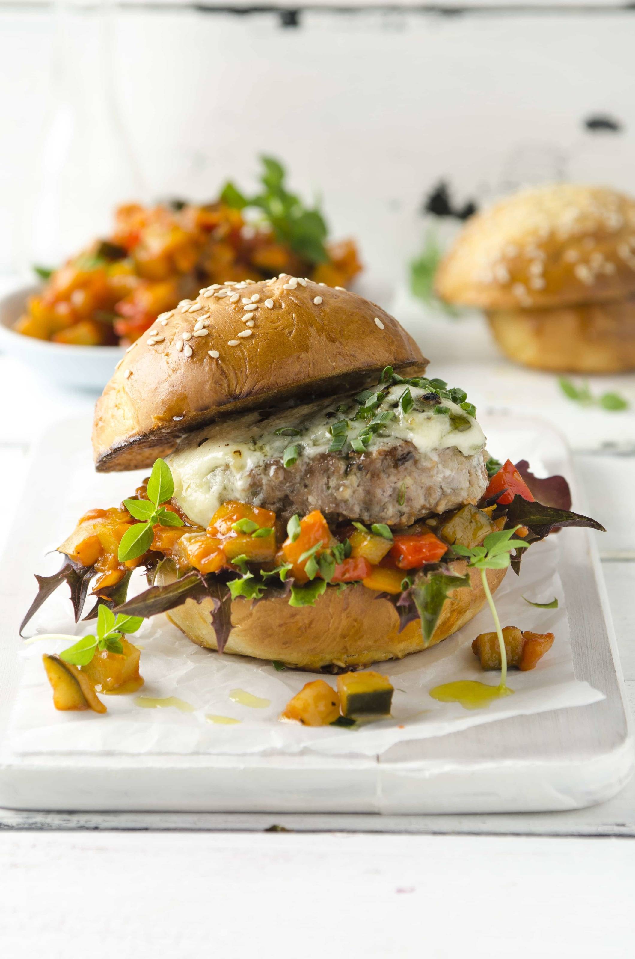 Lamm-Burger mit Ratatouille und Blauschimmelkäse