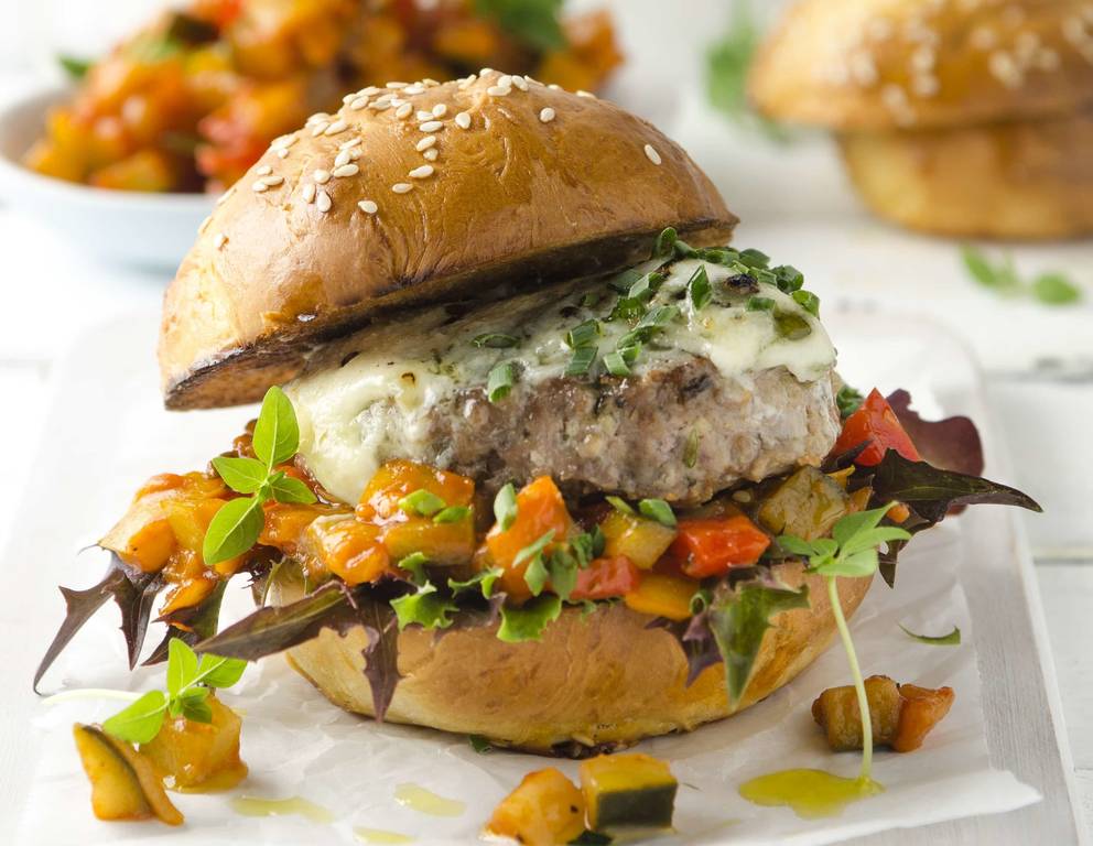 Lamm-Burger mit Ratatouille und Blauschimmelkäse Lamm-Burger mit Ratatouille und Blauschimmelkäse
