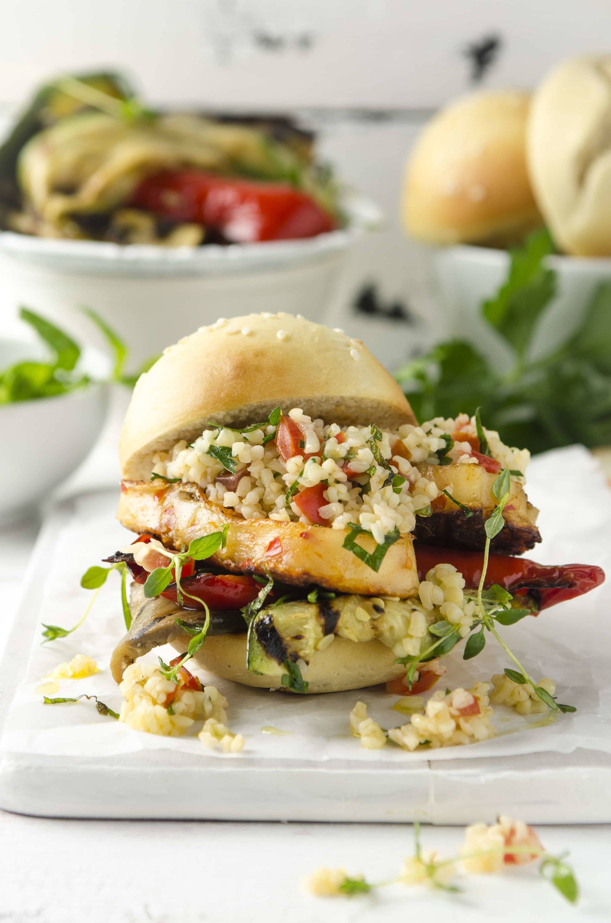 Halloumi-Burger mit Grillgemüse und Tabouleh Rezept