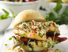 Halloumi-Burger mit Grillgemüse und Tabouleh Halloumi-Burger mit Grillgemüse und Tabouleh