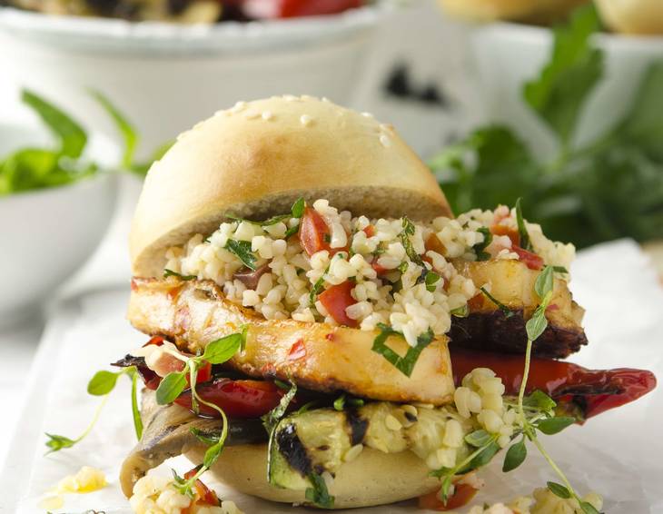 Halloumi-Burger mit Grillgemüse und Tabouleh Halloumi-Burger mit Grillgemüse und Tabouleh