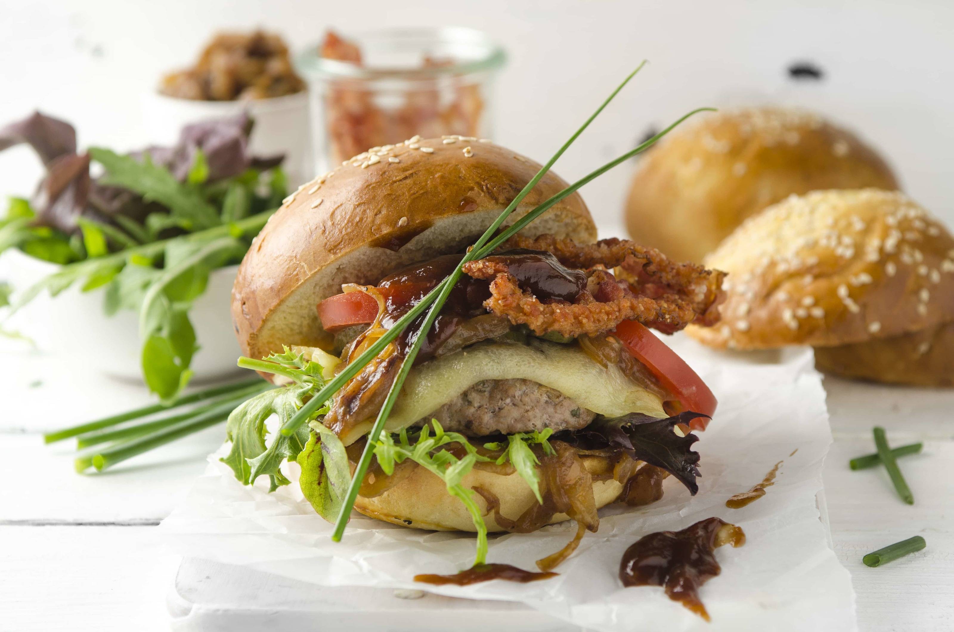 Cheeseburger mit karamellisierten Zwiebeln
