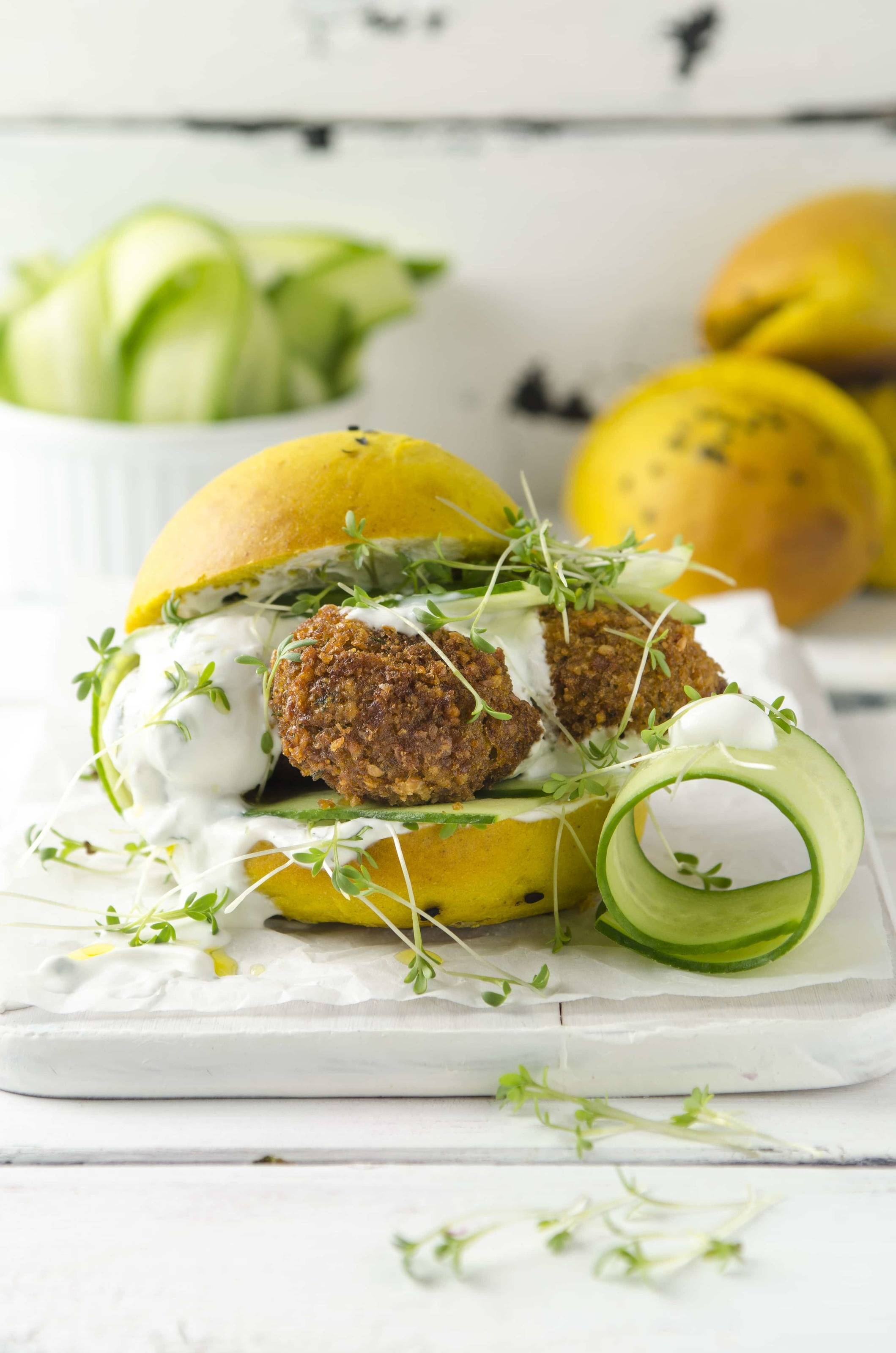 Falaffel-Burger mit Minzjoghurt und Babygurke Rezept