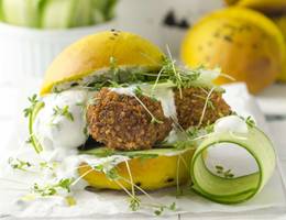 Falafel-Burger mit Minzjoghurt und Babygurke Falafel-Burger mit Minzjoghurt und Babygurke