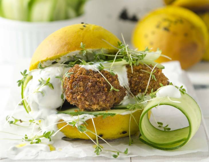 Falafel-Burger mit Minzjoghurt und Babygurke