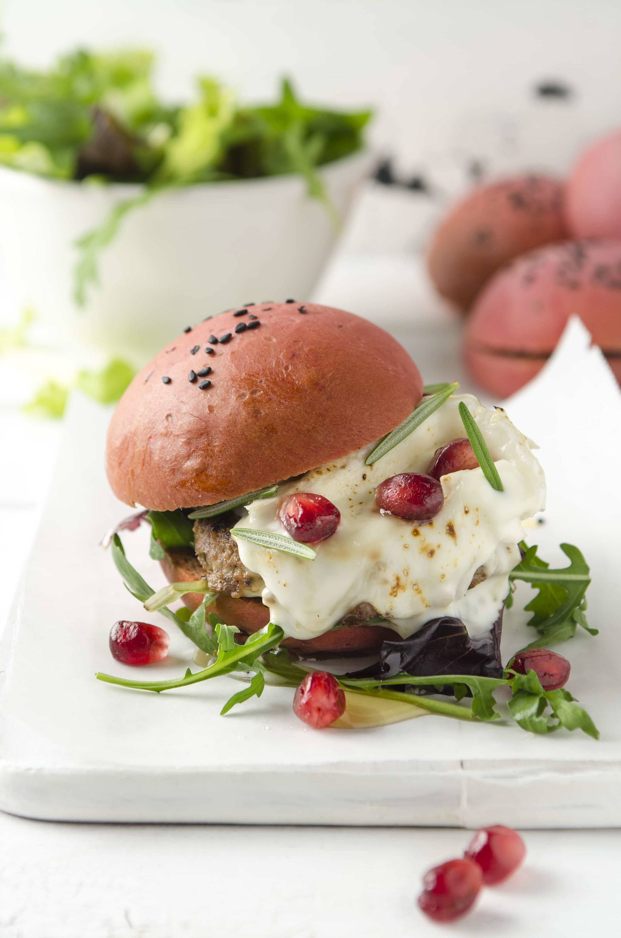 Lamm-Burger mit Ziegencamembert und Granatapfel