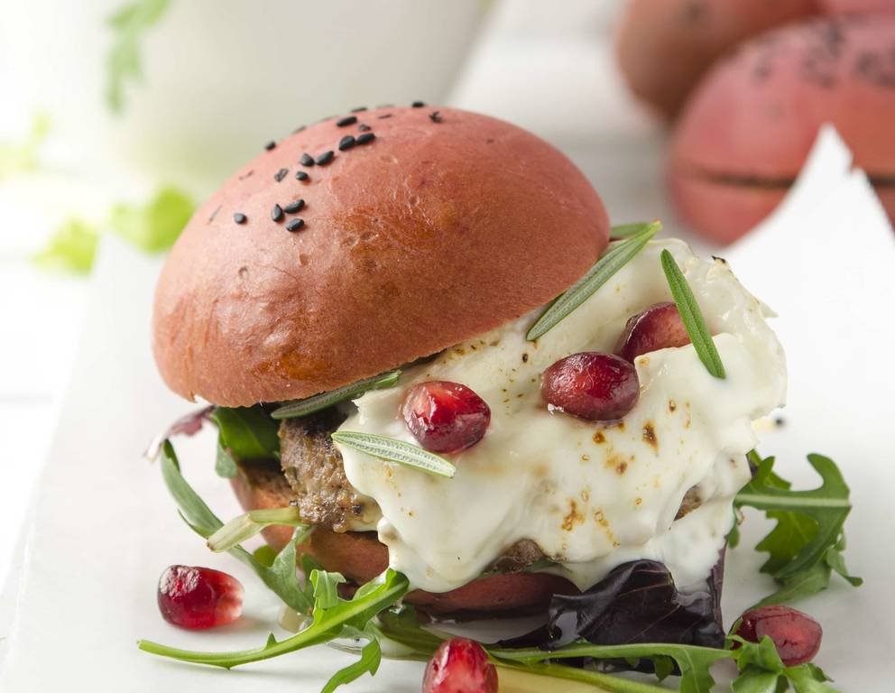 Lamm-Burger mit Ziegencamembert und Granatapfel Lamm-Burger mit Ziegencamembert und Granatapfel