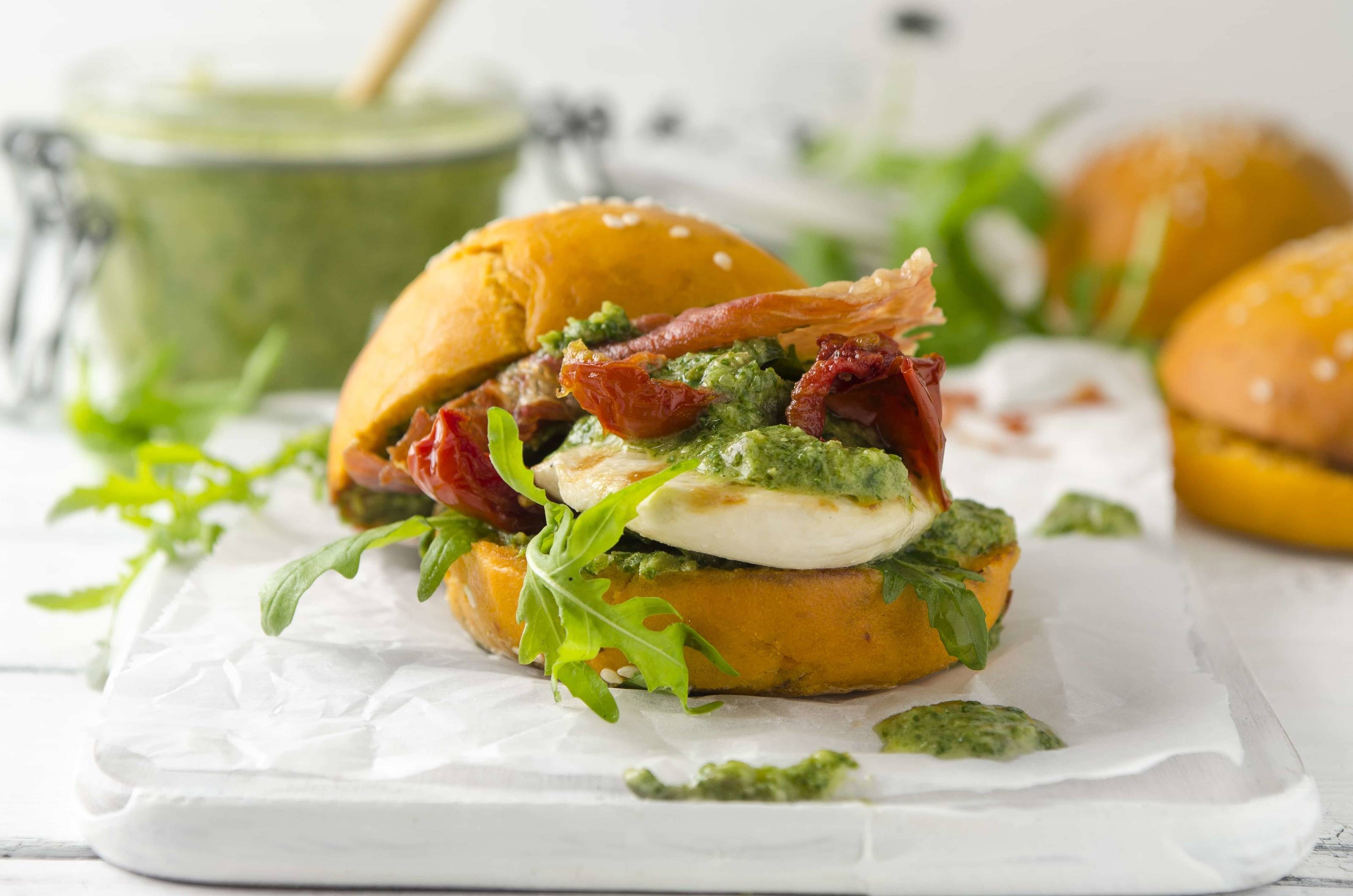 Chickenburger mit knusprigem Prosciutto und Salsa Verde Rezept