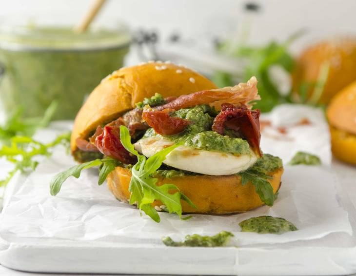 Chickenburger mit knusprigem Prosciutto und Salsa Verde