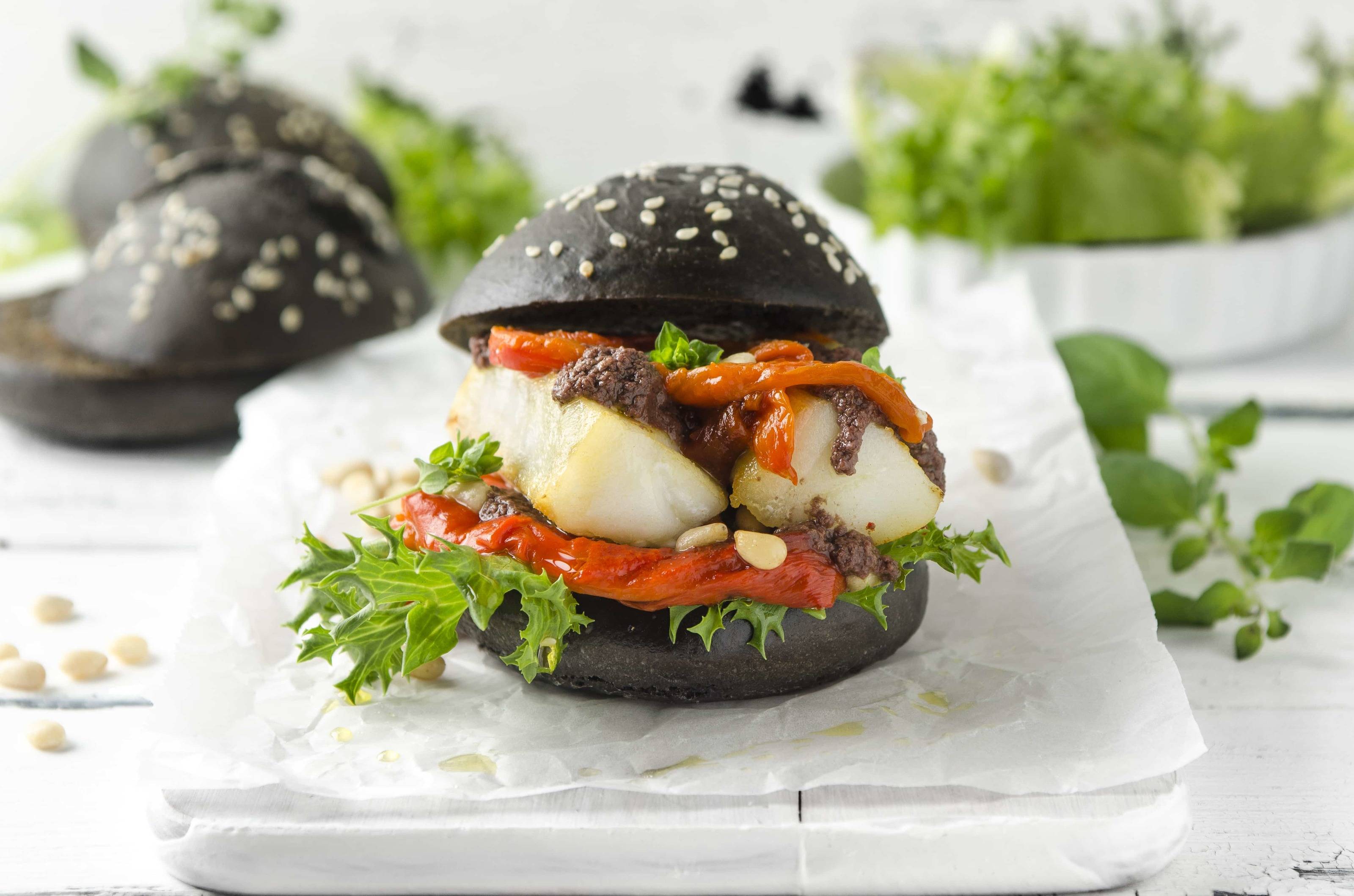 Kabeljau-Burger mit Schmorpaprika und Oliventapenade
