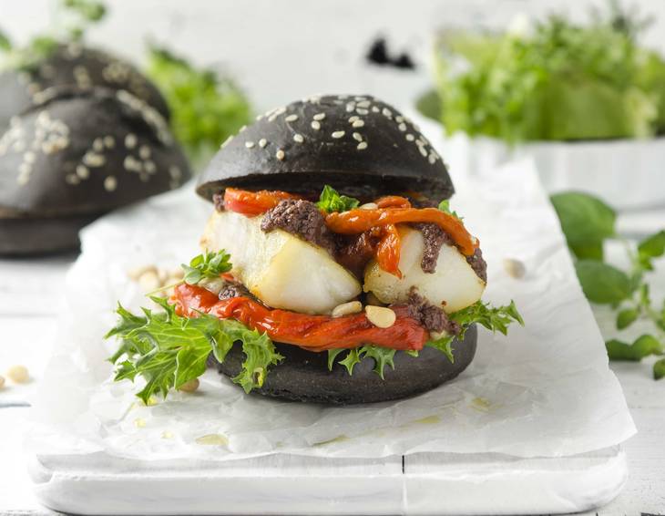 Kabeljau-Burger mit Schmorpaprika und Oliventapenade Kabeljau-Burger mit Schmorpaprika und Oliventapenade