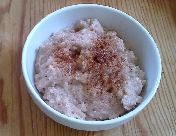 Grießbrei mit Zucker und Zimt Grießbrei mit Zucker und Zimt