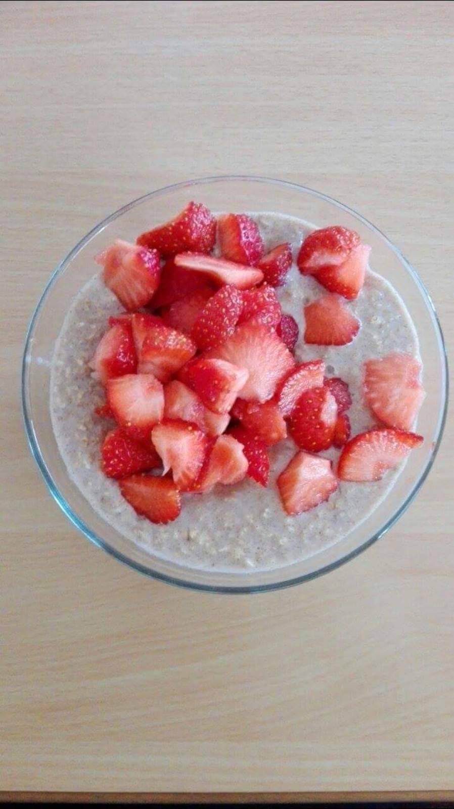 Haferflocken Porridge mit frischen Erdbeeren