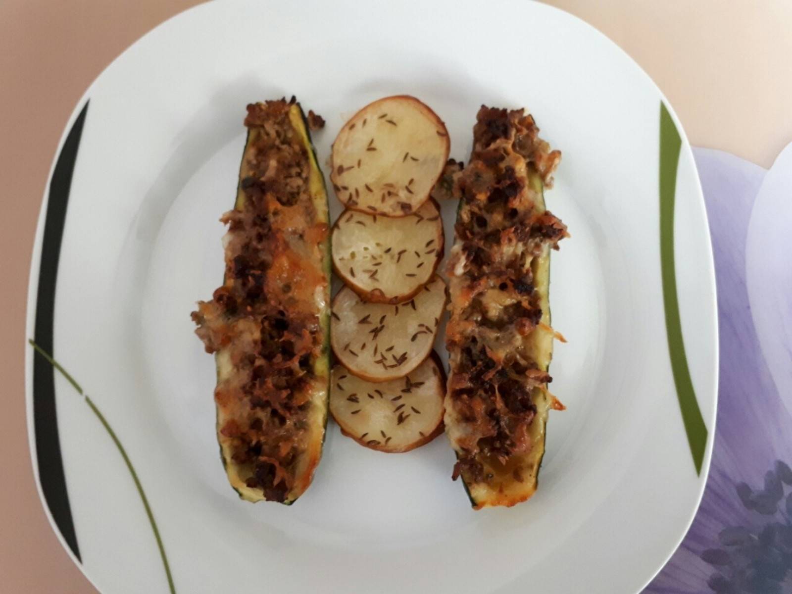 Gefüllte Zucchini mit Faschiertem