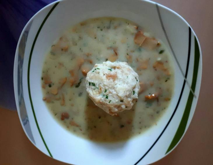 Eierschwammerlsauce mit Semmelknödel