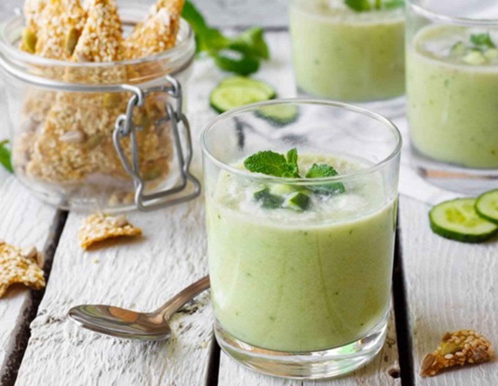 Gazpacho mit Avocado Minze und Baslilkum