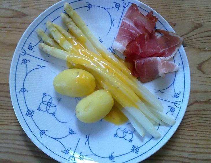 Spargel mit Sauce Hollandaise und Katenschinken