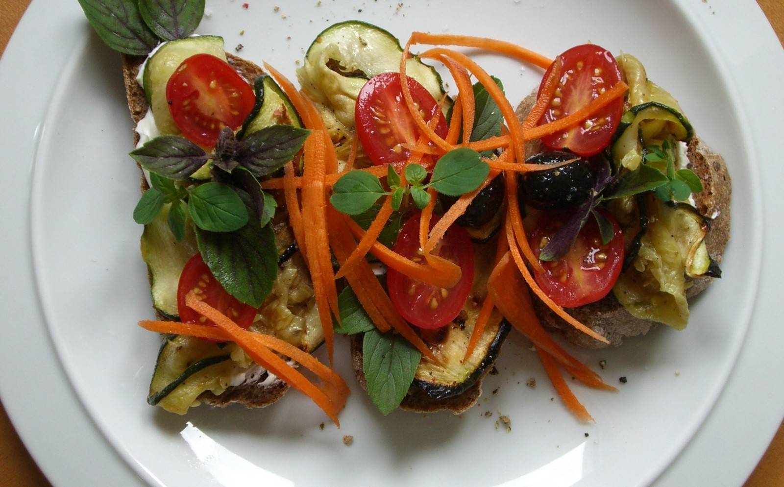 Knusprige Bruschetta mit marinierten Küchenkräuter-Zucchini Rezept ...