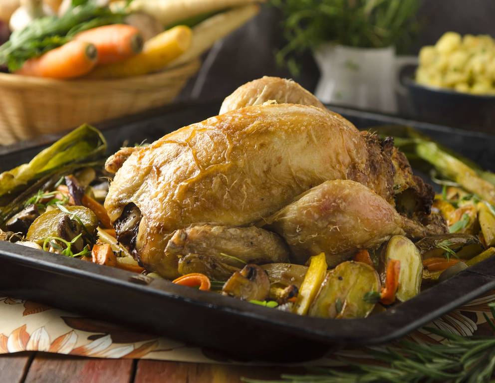 Stubenküken mit Brioche-Apfel-Fülle und Wurzelgemüse Stubenküken mit Brioche-Apfel-Fülle und Wurzelgemüse